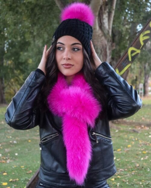 Γούνινο σετ- Μαύρο σκουφάκι με φούξια γούνινο πονπον και φούξια γούνινο κασκόλ γραβάτα
